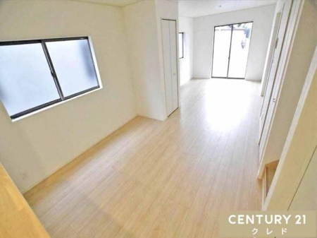 ���r���O �yLDK18.7���z
���r���O�͖��邢���������Ղ�Ɠ��鋏�S�n�̗ǂ���ԁB�L�b�`�����烊�r���O�S�̂����n���邽�߁A�������������Ƒ��Ƃ̉�b���y���߂܂��B