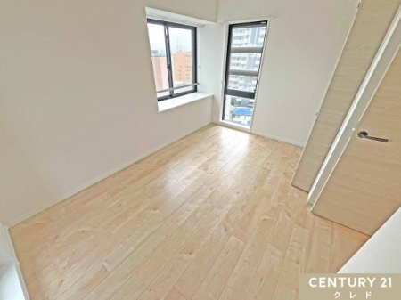�m�� �y�m��6.2���z
3�ʍ̌��œ����͏Ɩ����炸�̖��邳���L����܂��B�i�`�������E�b�h�̏��Ɣ�����Ƃ����V���v���ȓ����́A�ǂ�ȃC���e���A�X�^�C���ɂ�����݁A�����D�݂̕����Â��肪�y���߂܂��B