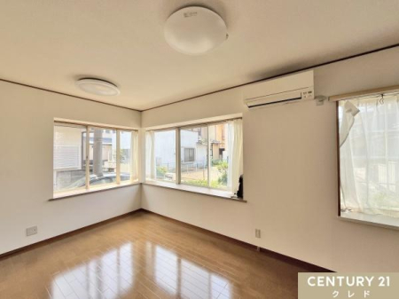 ���r���O �yLDK12.25���z
�אڂ���2�̕ǂɑ����z�u���ꂽL���^�̌��ɂ���āA2�������玩�R��������݌v�B
�����̖��邳��J�������������܂��B