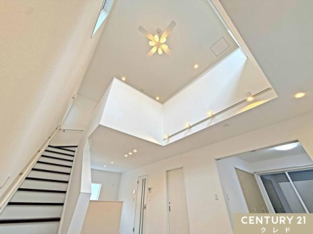���r���O �yLDK17���z
2�K�܂ő������Ԃ̐������������͂̃��r���O�B
���邳�ƍL�������������A�Ƒ������R�ƏW�܂��Ԃł��B