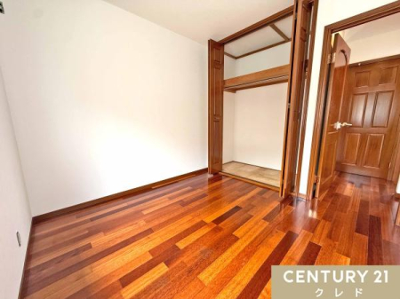 �m�� �y�m��4.5���@�쑤�z
�e�����ɃN���[�[�b�g������̂Ń^���X�Ȃǂ̎��[�Ƌ���Ȃ��ς݁A�Z��Ԃ����L���m�ۂł��܂��B
�S�����t���[�����O�d�l�ł��|�����y����I