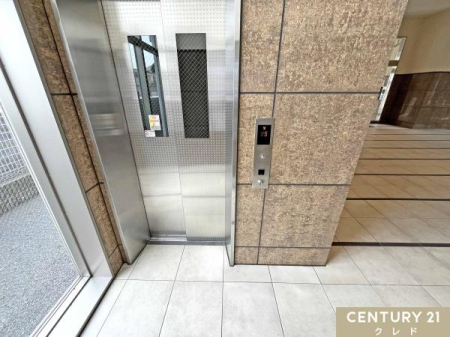 ���̑����p�� �y�G���x�[�^�[�z
���Z�܂��̊K�܂ŃG���x�[�^�[���g�p���邱�Ƃ��ł��܂��B�����̎ア���┃�����A��̑�R�̉ו����^�ԂƂ��Ȃǂɂ͏d�󂵂܂��ˁB