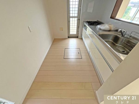 �L�b�`�� �w�ʂ̃X�y�[�X�ɂ͂�Ƃ���������Ă���A�J�b�v�{�[�h��①�ɂ�u���Ă�����Ⴂ�₷���A���v�w�ł̒������X���[�Y�ł��B�S�~�o���ɕ֗��ȏ�����t�B