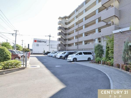  ���ʃ^�C�v�Ƌ@�B����2�̒��ԏꂪ����܂��B
���̑��ɂ����֏��o�C�N�u����ȂǁA�ړ��ɏ�蕨���g����������S�̊e�X�y�[�X���m�ہB
