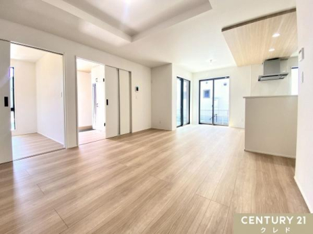 ���r���O �yLDK16.75���z
�g������̂���16���̃��r���O��2�l��炵�̂��v�w����q��Ē��̉Ƒ��ɂ��I�X�X���̍L���B
�L�b�`�����烊�r���O�S�̂����n����c���̊Ԏ��v�����ł��B