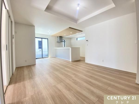 ���r���O �yLDK16.75���z
�܂�グ�V���ؖڒ��̐܉����V��Ȃǂ��Ƒ��e���̋�Ԃ��f�U�C���B
�Ƌ�̃��C�A�E�g���y���߂�L���Ɩ��邢���r���O�ł��B