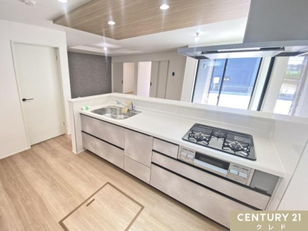 �L�b�`�� �J�����̂���Ζʎ��L�b�`���͉Ƒ��Ɏ�n���ŗ�����H�����n���܂��B
�R�~���j�P�[�V�������Ƃ�Ȃ���X���[�Y�Ȕz�V���Еt�����ł��܂��B