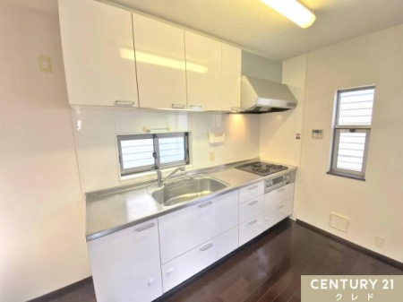 �L�b�`�� ������Ƃ������������ӂ��V�X�e���L�b�`���B�㉺���[������A��������H�������������[�ł��܂��B���t���Ŗ��邭�A���C�����₷����Ԃł��B
