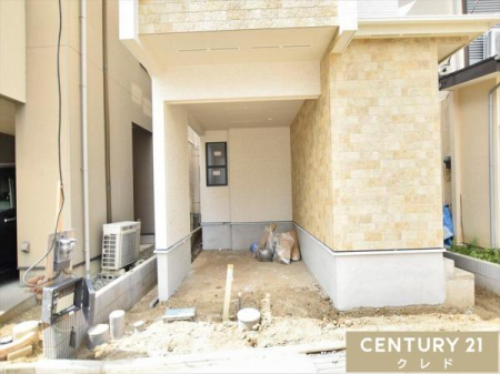 �O�ʓ��H�܂ތ��n�ʐ^ �쑤7.9�����H�ɖʂ����J�����̂��闧�n�B�r���g�C���K���[�W1�䕪������A��؂Ȉ��Ԃ��J�╗������Ȃ�����K�ɒ��Ԃł��܂��B