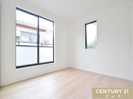 �q������ �y�m��5.25���z
2�ʍ̌��ŗz����E�ʕ��ǍD�Ȗ��邢�m���B�x�b�h�����u���Ă���Ƃ肪����A�q���������̕����ɂ҂�����ȍL���ł��B