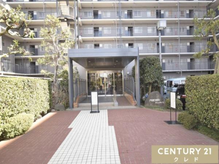 �G���g�����X ���ꂢ�Ɏ���ꂳ�ꂽ�G���g�����X�����́B�������̂��鋤�p�X�y�[�X�ŁA�����̋A����C�����悭�}���Ă���܂��B