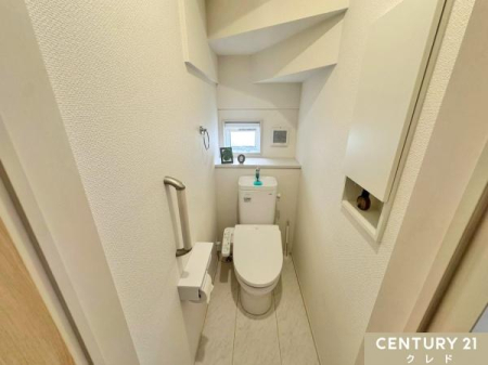 �g�C�� ���[�t���̉������g�C���́A�X�^�C���b�V���ȃf�U�C���Ƌ@�\���𗼗��B
�g�C���b�g�y�[�p�[����Օi���X�b�L�����[�ł��A�X�y�[�X��L�����p�B
�������@�\�ŉ��K�������サ�A���������ۂĂ܂��B