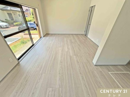 ���r���O �yLDK16���z
�t���[�����O�̏㒣��ƃN���X�̒��ւ����s���A���邭�������ꂽ������Ԃɐ��܂�ς��܂����B�傫�ȊJ��������S�n�悢���ƕ�������A���Ƒ��ł��낰���Ԃł��B