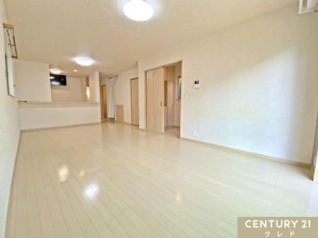 ���r���O �yLDK18.9���z
���R�Ɗ�����킹��@������郊�r���O�K�i��A��b���e�ޑΖʎ��L�b�`�����̗p�����A�Ƒ����J���[�܂�LDK�B�u�������܁v�u��������v�̐������R�Ƌ����A��������Ԑ݌v�ł�
