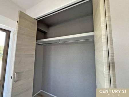 ���[ �y�m��4.4���z
�����������O���[�̃A�N�Z���g�N���X���������ȃN���[�[�b�g�B�n���K�[�p�C�v�t���ŁA��̒����R�[�g��ߗނ������Ղ���[�ł��܂��B
