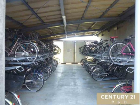���̑����p�� �y���֏�z
�ʋ΁E�ʊw�Ȃǎ��]�Ԃ����g���̂��Ƒ��������p���������܂��B�i100�`200/���j
�����̕t�������փX�y�[�X�͉J�Ȃǂɂ��K���玩�]�Ԃ����܂��B