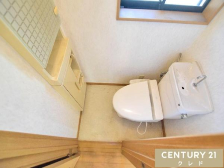 �g�C�� ���K���Ɖq���ʂ����˔������������@�\�t���g�C���B
1�A2�K���ꂼ��ɕǖʂɂ̓j�b�`���[������A�y�[�p�[�ނȂǂ��X�b�L���Еt���܂��B