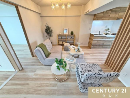 ���r���O �yLDK13.5���z
���r���O�𒆐S�Ɋe������o���R�j�[�ֈړ����ł��܂��B
2�ʃo���R�j�[�Ȃ�ł̖͂��邭�S�n�悢��Ԃł��B