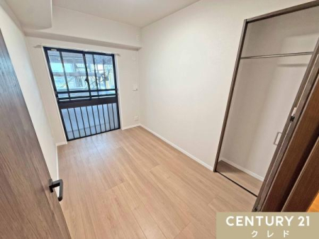 �q������ �y�m��4���z
4���̗m���́A�e�����[�N�⏑�ցA��̃X�y�[�X�ȂǁA�W�����ĉ߂���������Ԃɂ҂�����B���̊O�͐������ɂȂ��Ă��邽�߁A���p�L������̎������C�ɂȂ�ɂ����A���������ĉ߂����܂�