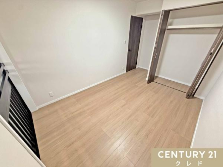 �Q�� �y�m��6.1���z
�ߗނ�ו��������Ղ���[�ł����e�ʂ̃N���[�[�b�g�����́B��Q���ɂ҂�����̍L���ŁA�Ƌ�̃��C�A�E�g�����₷���g������̗ǂ���Ԃł��B