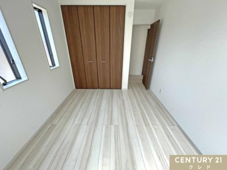 �m�� �y�m���쐼���z
2�ʍ̌��ŕ��ʂ��ǍD�I�o���R�j�[�ɖʂ����傫�ȑ����炽���Ղ�ƌ�������A�����ɖ��邳�ƊJ�����������炵�܂��B