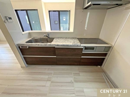 �L�b�`�� ���Ƒ��Ƃ̃R�~���j�P�[�V�������Ƃ�₷���l�C�̑Ζʎ��L�b�`���B
IH�N�b�L���O�q�[�^�[���̗p�B���|�������₷���A�����̉Ǝ������K�ɁB