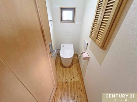 �g�C�� �y2�K�g�C���z
2�K�ɂ��������֍��t���g�C����݂��Ă���̂Ő����������X���[�Y�ɂȂ�܂��B���̖Z�������ԑт�2�����̃g�C���𗘗p�ł��邱�Ƃŏo�΂�o�Z�O�̎��Ԃɗ]�T�����܂�܂��B