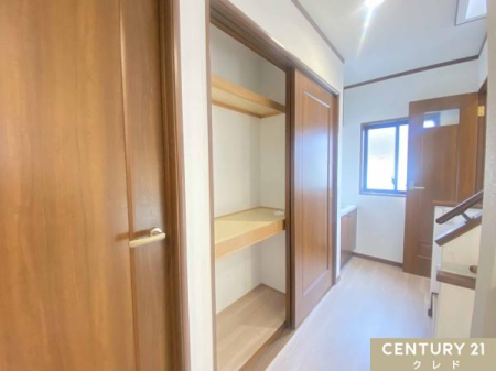 ���[ 2�K�̘L���Ɏ��[�X�y�[�X��݂��܂����B�e���������łȂ��L���ɂ����[������A�Ƒ��Ŏg�����p�i�⏬���Ȃǂ��܂Ƃ߂Ă��܂��ĕ֗��ł��B