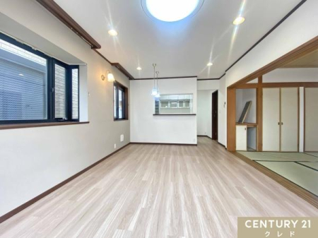 ���r���O �yLDK14.6���z
�אڂ���6���̘a���ƌq����΁A20.6���̍L�X�Ƃ�����ԂɁB�Ζʎ��L�b�`�����烊�r���O��a���܂Ŏ������͂��A���Ƒ��Ƃ̉�b���y���݂Ȃ���Ǝ����ł��܂��B