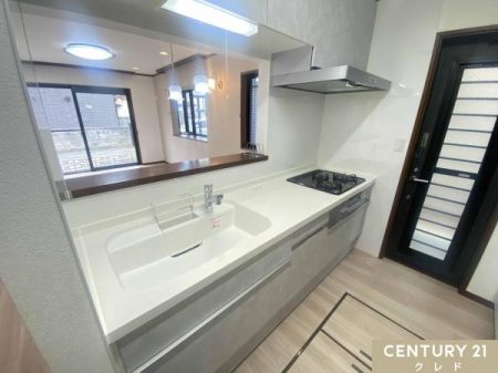�L�b�`�� ���r���O�ŗV�Ԃ��q���܂������Ȃ��璲�����ł���A���S�̑Ζʎ��L�b�`���B���������ӂ���ԂŁA�����̉Ǝ����y�����Ȃ肻���ł��B