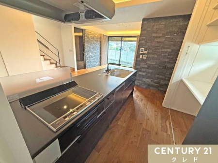 �L�b�`�� ���������ӂ��u���b�N�J���[�̑Ζʎ��L�b�`���B���Ƒ��̗l�q�������Ȃ��痿�����y���߂܂��B
IH�R�����A�H��@�Ȃǐݔ����[���I
