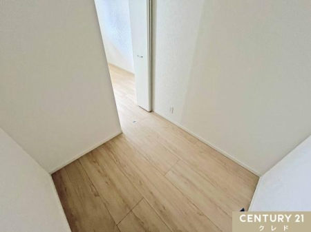 ���[ �V�[�Y�����̃A�E�^�[���珬���ނ܂ŁA�ߗނ������Ղ���[�ł���A�m���D���ɂ���������e�ʂ̃E�H�[�N�C���N���[�[�b�g�B�I��݂��Ă��Ȃ����߁A���[�P�[�X��n���K�[���b�N�����R�ɔz�u�ł��܂��B