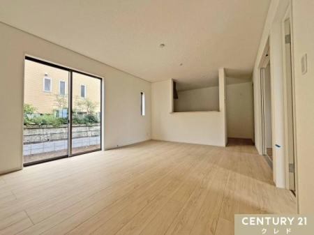 ���r���O �yLDK16���z
���R�����S�n�悢16����LDK�B�אڂ���a���ƍ��킹�āA21.5���̍L�X�Ƃ������ԂɁB�ΖʃL�b�`������Ƒ��̗l�q��������A�J�����ƒc���ɖ������݌v�ł��B