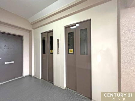 ���̑����p�� ���Z�܂��̊K�܂ŃG���x�[�^�[���g�p���邱�Ƃ��ł��܂��B�����̎ア���┃�����A��̑�R�̉ו����^�ԂƂ��Ȃǂɂ͏d�󂵂܂��ˁB