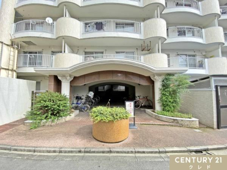 ���̑����p�� �������A�[�`�Ɛ��m���̏��蒌���ڂ������A�v���[�`�B�ΖL���ȐA�͂ɍʂ�ꂽ�G���g�����X�́A�������������͋C�Ə�i�Ȏ�����������Ԃł��B