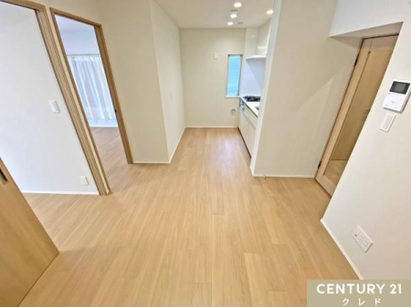 ���r���O �y�_�C�j���O�L�b�`��7.9���z
�N���X��t���[�����O��V�K���ւ��A���邭�C�����̗ǂ���ԂɁB�؂̉�����������鑫���Ɛ��������锒�̕ǎ��ŁA�S�n�悭�߂����鎺���Ɏd�オ���Ă��܂��B