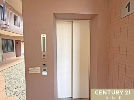 ���̑����p�� �y�G���x�[�^�[�z
���Z�܂��̊K�܂ŃG���x�[�^�[���g�p���邱�Ƃ��ł��܂��B�����̎ア���┃�����A��̑�R�̉ו����^�ԂƂ��Ȃǂɂ͏d�󂵂܂��ˁB