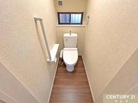 �g�C�� �g������̗ǂ��������֍��ɁA��􂢈�̌^�^���N��������g�C���B�q���ʂ����S�ł��B
���t���Ŗ��邭�A���C�����₷����ԂŁA����I�ɐ�����ۂĂ܂��B
���c�u����CG���H�ɂ�菜�����Ă��܂��B