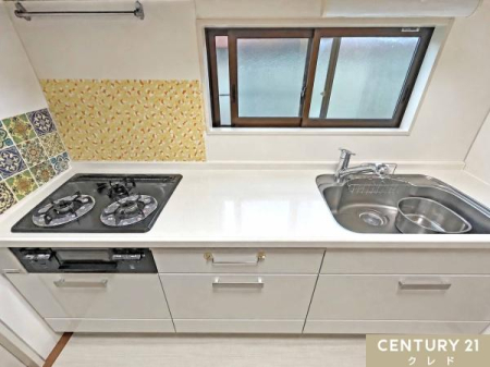 �L�b�`�� �㉺�Ɏ��[��݂����g������̗ǂ��V�X�e���L�b�`���I
���r���O�Ƃ��₩�ɂȂ���A���������Ȃ��炲�Ƒ��̗l�q������邱�Ƃ��ł��A��b���y���߂܂��B
���c�u����CG���H�ɂ�菜�����Ă��܂��B