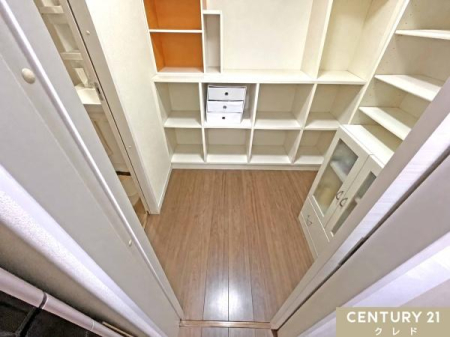 ���[ �L�b�`���Ɛ��ʎ����Ȃ���e�ʃp���g���[�I����������o���肪�ł���֗���2WAY�݌v�ł��B
�H�i������A�������A���p�i�Ȃǂ��X�g�b�N���Ă����̂ɕ֗��I
���c�u����CG���H�ɂ�菜�����Ă��܂��B