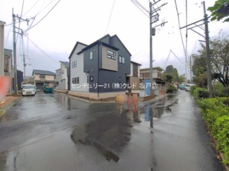 �O�ʓ��H�܂ތ��n�ʐ^ �S12���̐V���ȊX���݂��a���I���ꂼ��̕�炵�Ɋ��Y���Z�܂������сA�Ƒ����S�n�悭��点��V�����R�~���j�e�B���L����܂��B