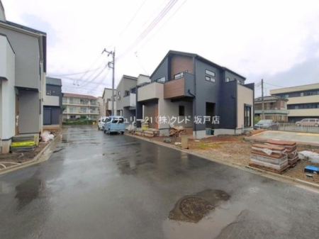 �O�ʓ��H�܂ތ��n�ʐ^ �S12���̐V���ȊX���݂��a���I���ꂼ��̕�炵�Ɋ��Y���Z�܂������сA�Ƒ����S�n�悭��点��V�����R�~���j�e�B���L����܂��B