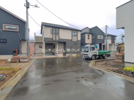 �O�ʓ��H�܂ތ��n�ʐ^ �S12���̐V���ȊX���݂��a���I���ꂼ��̕�炵�Ɋ��Y���Z�܂������сA�Ƒ����S�n�悭��点��V�����R�~���j�e�B���L����܂��B