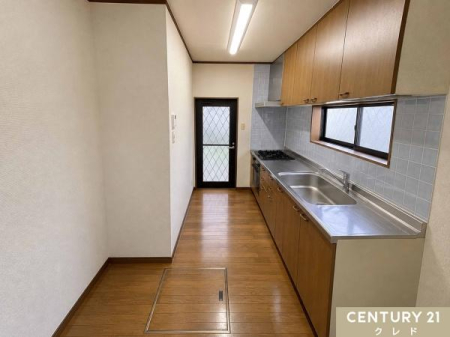 �L�b�`�� �㉺�Ɏ��[��������V�X�e���L�b�`���I���C�ɓ���̐H��⒲�����𐮗����ڂł��A�������X�b�L���Ƃ�����Ԃ�ۂĂ܂��B���ɏ����������̂ŃS�~�o�����֗��I
���c�u����CG���H�ɂ�菜�����Ă��܂��B