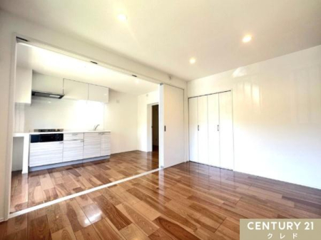 ���r���O �yLDK10.5���z
4�l�|���̃_�C�j���O�e�[�u���ƃ\�t�@��u���Ă��������m�ۂł���10.5���̃��r���O�B
2�l��炵�₨�q�l�̋��邲�ƒ�ɂ��I�X�X���ł��B