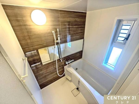 ���� �i�`�������Ȗؖڒ��̃A�N�Z���g�p�l���͗����ɍʂ��^���܂��B
��������̂Ŋ��C���ǍD�B�p�l���ɂ�������������Ɛ􂢗����܂��B