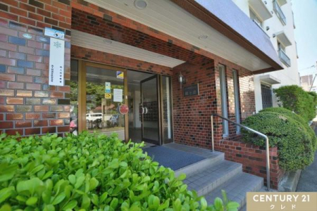 �G���g�����X �΂��ӂ��G���g�����X�B�Ǘ��l�����΂ŏ풓���Ă���A���X�̐��|�E�Ǘ����s���͂������p���́A���K��Ă������ň��S��������܂��B