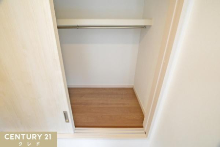 収納 【洋室7.5帖　収納】
引き戸タイプの収納にはハンガーパイプが付いており、洋服がしわにならずに管理することができます。上部には棚もあるので収納スペースを余すことなくお使いいただけます。