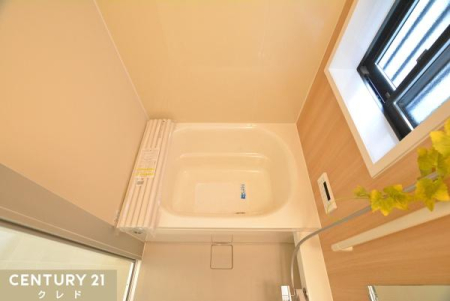 浴室 窓のある浴室は換気も良好！
防カビ対策としても効果があり、洗剤を使ったお掃除にも安心できますね！
キレイな浴室で日々の疲れを癒してください！