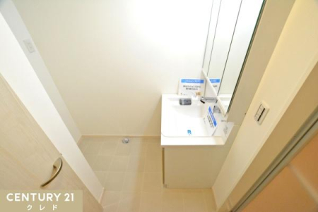 洗面台・洗面所 収納豊富な洗面台はタオルや歯ブラシ、洗剤などのストックが収納できます。
水まわりが近い間取りで家事動線と衛生動線が集中。窓もあるので浴室からの湿気もしっかりと逃がすこともできます。